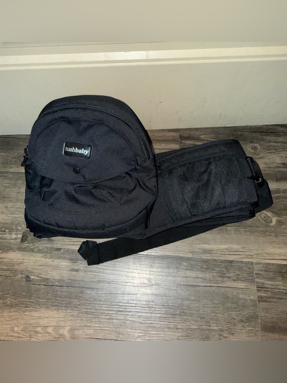 Tushbaby Hip Carrier Black New without Tags Breast Feeding, Supports up to 45 lb